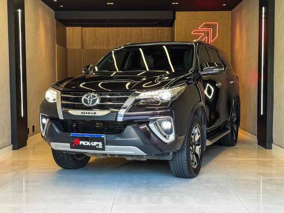 TOYOTA HILUX SW4 2.8 SRX DIAMOND 4X4 7 LUGARES 16V TURBO INTERCOOLER DIESEL 4P AUTOMÁTICO